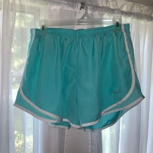 WMNS NIKE TEMPO SHORT